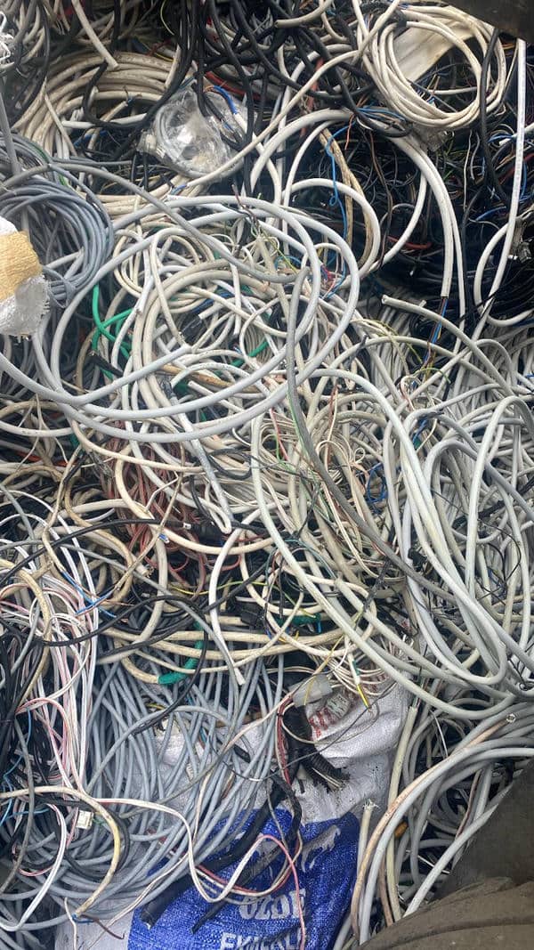 Bir arada biriktirilmiş yalıtımlı hurda kablolar