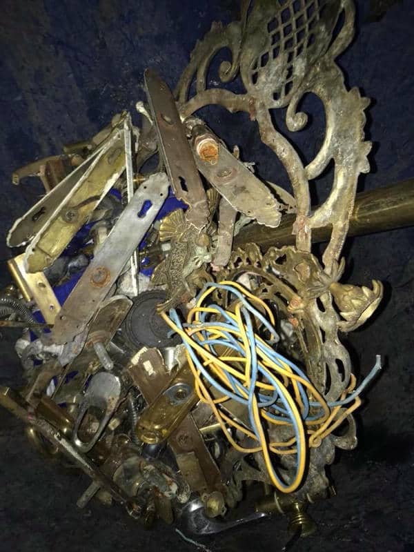 Farklı biçimlerde sarı metal hurda parçaları